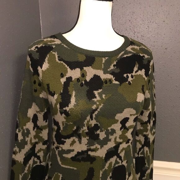 ⭐️HOST PICK Belle du Jour embellished camo sweater - Picture 3 of 6